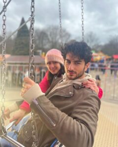 Sara Ali Khan Instagram - As Merry as a Cherry 🍒💕 In Wonderland finding our fairy 🧚🏼‍♀️ JK she’s gone to Waitrose 😜👩‍👧‍👦 Winter Wonderland