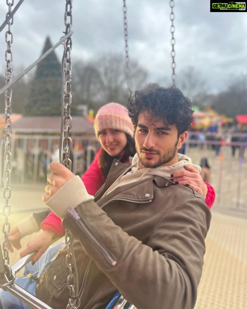 Sara Ali Khan Instagram - As Merry as a Cherry 🍒💕 In Wonderland finding our fairy 🧚🏼‍♀️ JK she’s gone to Waitrose 😜👩‍👧‍👦 Winter Wonderland