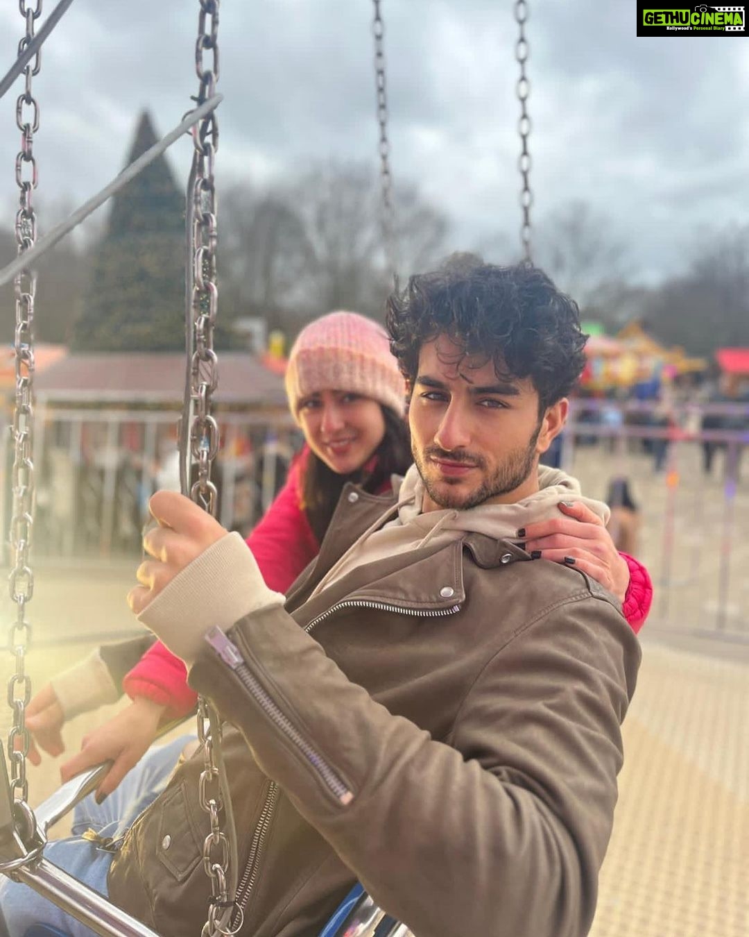 Sara Ali Khan Instagram - As Merry as a Cherry ππ In Wonderland finding our fairy π§πΌββοΈ JK sheβs gone to Waitrose ππ©βπ§βπ¦ Winter Wonderland