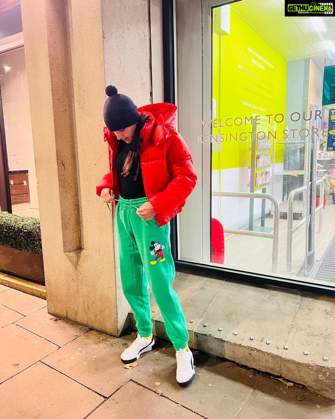 Sara Ali Khan Instagram - Merry merry Christmas everyone β€οΈππ I came to the store today, but realised itβs Christmas and hence shut. π
π»ββοΈ But all I wanted was blue skies, the bright shining sun, greenery, peace and serenity. So.. #gratitude ππ»βοΈ Now time for Winter Wonderland ka #attitude πβοΈ