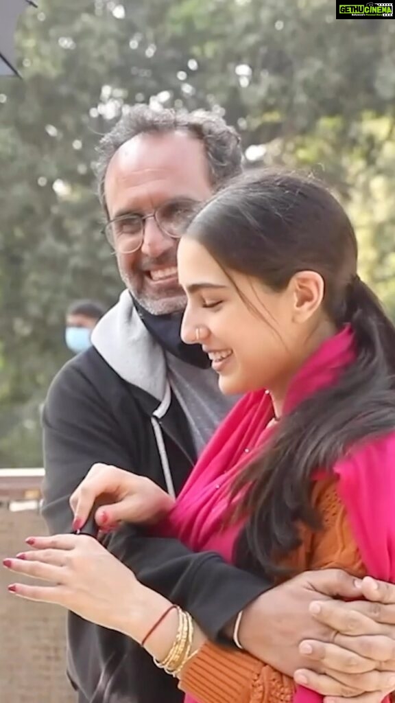 Sara Ali Khan Instagram - A year ago, today, I shared Rinku Suryavanshi with all of you 🥰 Can’t believe how time has flown 🫢😳 It feels like just yesterday that @aanandlrai sir was making me swing soda bottles in Bihar and @vijayganguly was trying to teach me ‘heroine wali adda’ in Madurai. I wish I could just go back and do all those 2 hour drives on the outskirts of UP-Bihar, late nights baarish shoots in Varanasi, sunrise drives in Delhi with sir, long steady cam shots with sprints and thumkas, and of course the Idlis and Sambar that @dhanushkraja would feed us and the Sarso ka Saag that @akshaykumar sir got us all 🫢🤗 Seema Ji I so miss being beaten by chappals by you- because every moment after that you’ve just been so loving, helpful and giving to me ❤️❤️ Missing @aanandlrai and his laad-pyaar a lot today 💕💕💕