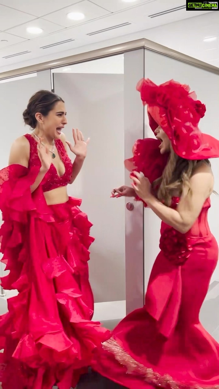 Sara Ali Khan Instagram - Red Hot Chilly 🌶️ Jab Somya Rakhi ji se Mili 💃