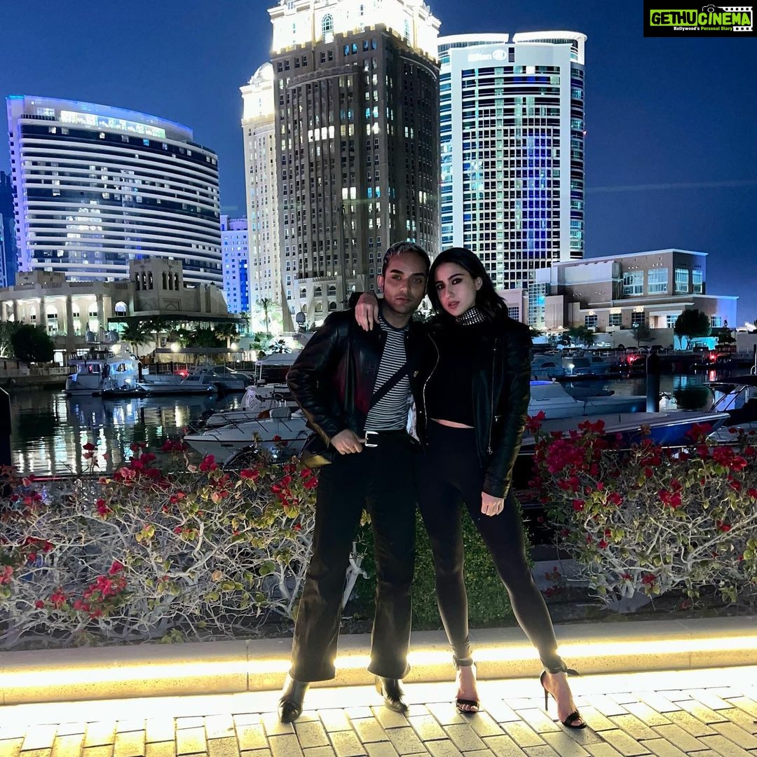 Sara Ali Khan Instagram - Black and White 🤍🖤 Dono right ☑️ . .. … 📸 @anish_grid Thanks @qatarairways @rafflesdoha @visitqatar @decc @salamalshawa and H.E. Mr. Akbar Al Baker