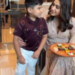 Sara Ali Khan Instagram - Jab Mile Itna Khaana- Phir aur kya Chahiye?? #1 on Spotify Chahiye? 🎶 Chalo voh bhi paayiye 💁🏻‍♀️ Khana Khazana