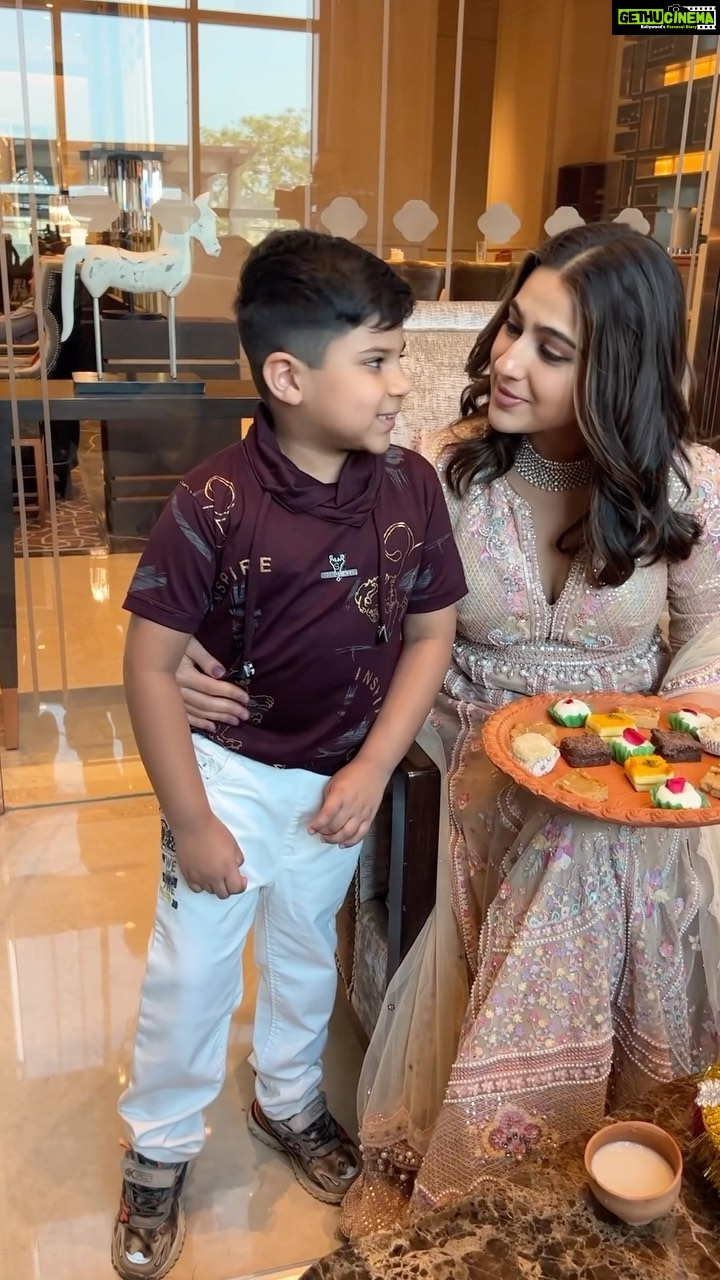 Sara Ali Khan Instagram - Jab Mile Itna Khaana- Phir aur kya Chahiye?? #1 on Spotify Chahiye? 🎶 Chalo voh bhi paayiye 💁🏻♀️ Khana Khazana
