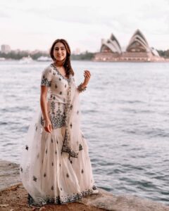 Sara Ali Khan Instagram - The horizon changes but the sun doesn’t ☀️💗
#constant #forever #peace