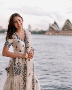 Sara Ali Khan Instagram - The horizon changes but the sun doesn’t ☀️💗
#constant #forever #peace