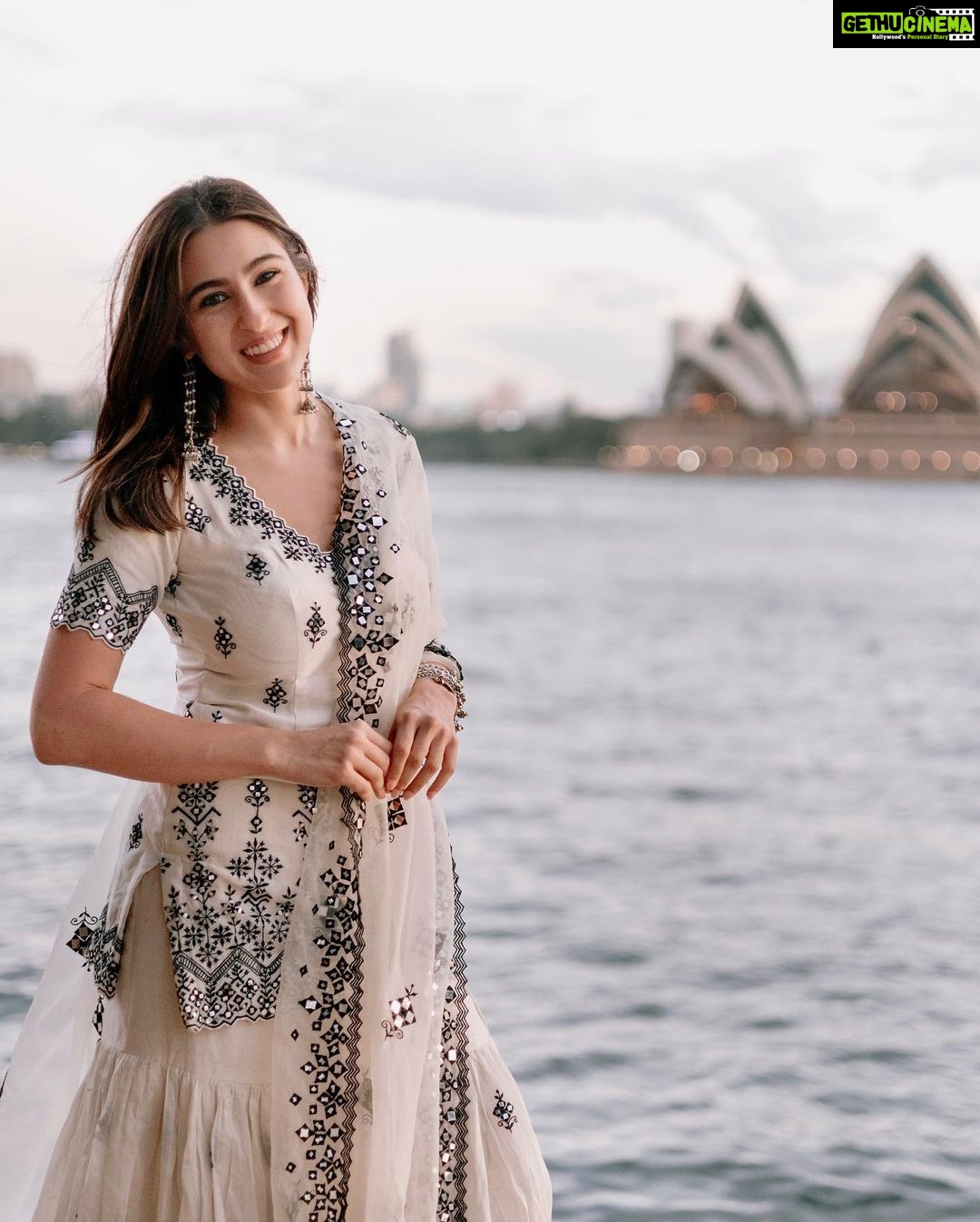 Sara Ali Khan - 2.2 Million Likes - The horizon changes but the sun doesn’t ☀️💗
#constant #forever #peace