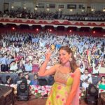 Sara Ali Khan Instagram - Somya and Kapil lagayenge poore Bharat mein Chaap 🇮🇳 Jo nahi sunega hamara Gaana usse lagega #paap 😁👀💓 Enjoy kariye @realhimesh ji ke alaap 🎶 And then let’s dance main aur aap 🍿💃🕺🏻 #BabyTujhePaapLagega Kolkata