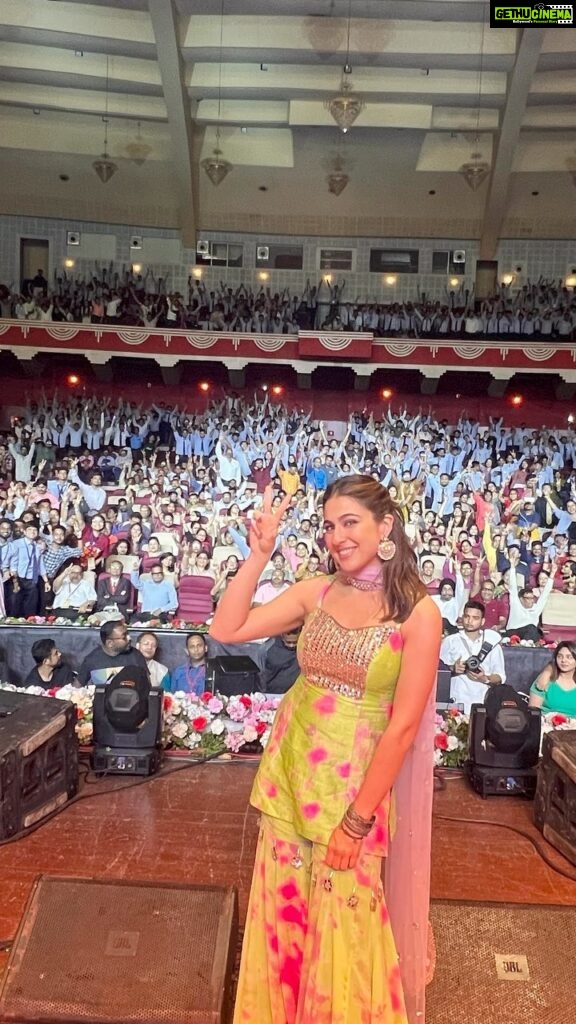 Sara Ali Khan Instagram - Somya and Kapil lagayenge poore Bharat mein Chaap 🇮🇳 Jo nahi sunega hamara Gaana usse lagega #paap 😁👀💓 Enjoy kariye @realhimesh ji ke alaap 🎶 And then let’s dance main aur aap 🍿💃🕺🏻 #BabyTujhePaapLagega Kolkata