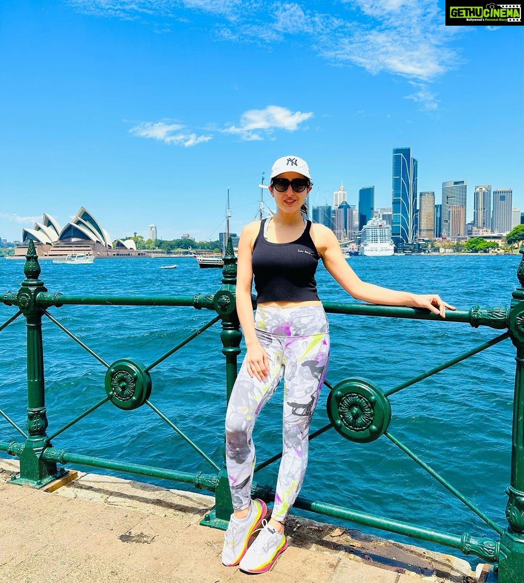 Sara Ali Khan Instagram - Sara in Sydney 🇦🇺 …& a minute in Melbourne 🦘🌊🌛☀️💕 Australia