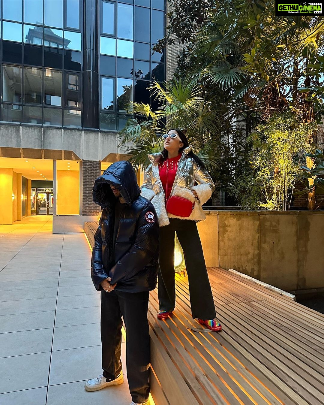 Sara Ali Khan Instagram - Stay lean 🕺🏻🏃♀️ Eat clean 🥒🧄 Enjoy the green 🌳🌳 You’ll feel serene ☮️🕊️✌🏽 Hai Yakeen 😁🧘♀️