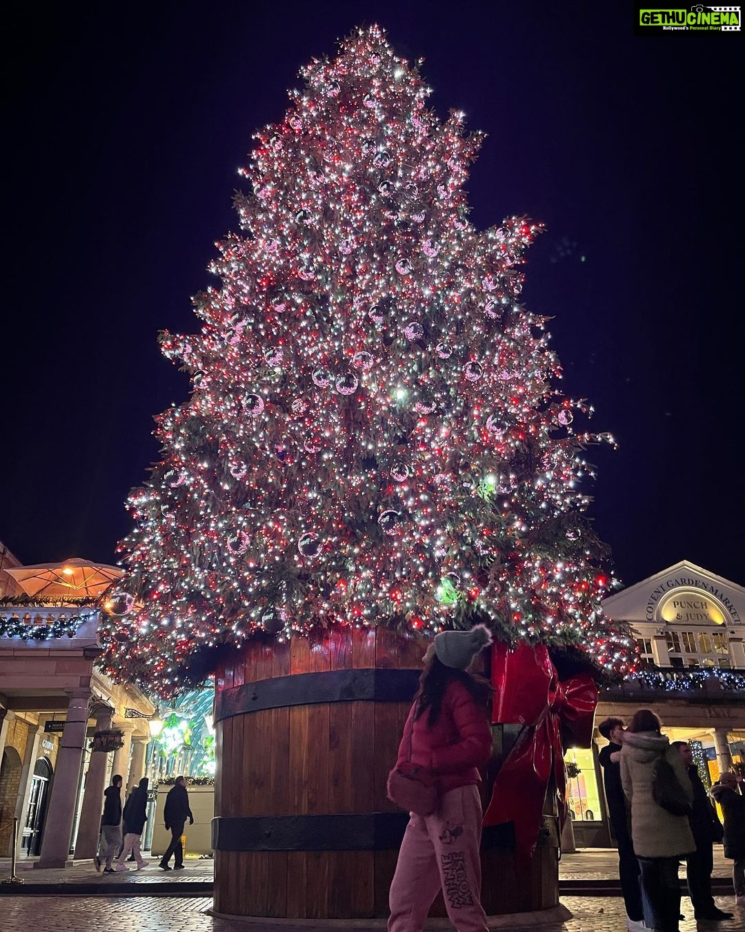 Sara Ali Khan Instagram - As Merry as a Cherry ππ In Wonderland finding our fairy π§πΌββοΈ JK sheβs gone to Waitrose ππ©βπ§βπ¦ Winter Wonderland