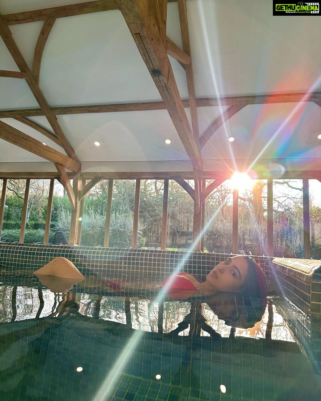 Sara Ali Khan Instagram - Merry merry Christmas everyone β€οΈππ I came to the store today, but realised itβs Christmas and hence shut. π
π»ββοΈ But all I wanted was blue skies, the bright shining sun, greenery, peace and serenity. So.. #gratitude ππ»βοΈ Now time for Winter Wonderland ka #attitude πβοΈ