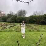 Sara Ali Khan Instagram – Merry merry Christmas everyone ❤️🎄💚
I came to the store today, but realised it’s Christmas and hence shut. 🙅🏻‍♀️
But all I wanted was blue skies, the bright shining sun, greenery, peace and serenity. So.. 
#gratitude 🙏🏻☘️
Now time for Winter Wonderland ka #attitude 🎄☃️