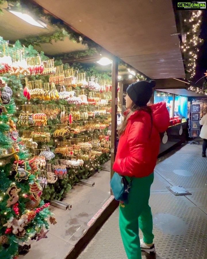 Sara Ali Khan Instagram - Merry merry Christmas everyone ❤️🎄💚 I came to the store today, but realised it’s Christmas and hence shut. 🙅🏻‍♀️ But all I wanted was blue skies, the bright shining sun, greenery, peace and serenity. So.. #gratitude 🙏🏻☘️ Now time for Winter Wonderland ka #attitude 🎄☃️