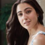 Sara Ali Khan Instagram – The secret is out! Meri strong jadon ka raaz is Mamaearth Onion Shampoo! 🧅

As badi amma has shared with me in all her wisdom, I truly believe ‘agar jadein strong hon toh baalon ke girne ka koi darr nahi’. 

For us, its a natural choice when it comes to hairfall, India’s No. 1 Onion Shampoo @mamaearth.in Because your roots matter! 💙

#JadeinStrongBanaye #Mamaearth #MamaearthOnionShampoo
#GoodnessInside

#partnership