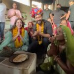 Sara Ali Khan Instagram - Sahparivaar Pyaar ❤️👩‍👩‍👦‍👦👨‍👩‍👧‍👦 Ab ho jao hamari film ke liye Taiyaar 🍿🥤 #ZaraHatkeZaraBachke out on 2nd June ⏰⏰⏰