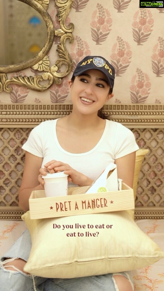 Sara Ali Khan Instagram - Not quite sure what to do with your breaks?🤷🏻‍♀️ Then take a tip from me, in between my takes🎬 Gear up to #GetStarstruck (again) at the new Pret A Manger in Phoenix Palladium, Lower Parel! #GetStarstruck #HereComesTheStar #PretIndia #PretAManger