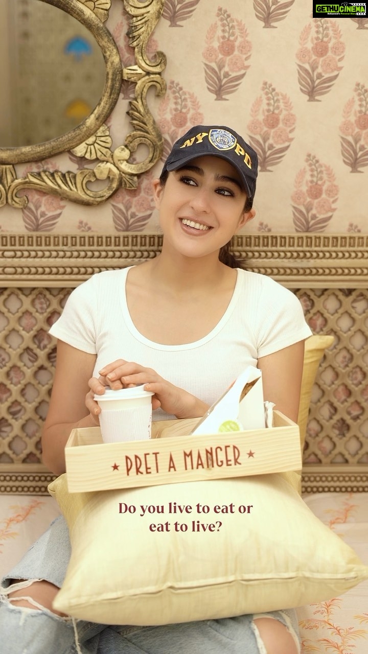 Sara Ali Khan Instagram - Not quite sure what to do with your breaks?🤷🏻♀️ Then take a tip from me, in between my takes🎬 Gear up to #GetStarstruck (again) at the new Pret A Manger in Phoenix Palladium, Lower Parel! #GetStarstruck #HereComesTheStar #PretIndia #PretAManger
