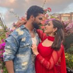 Sara Ali Khan Instagram - Yeh thi Kapil aur Somya ki pyaar Bhari reel 😍 Now your turn- mushy make us feel 🥰 Sabse hatke reel my story shall steal 💁🏻‍♀️ Kyunki jab pyaar kiya what’s there to conceal??? #PhirAurKyaChahiye out now 🙌 #ZaraHatkeZaraBachke out on 2nd June!!! ⏰⏰⏰