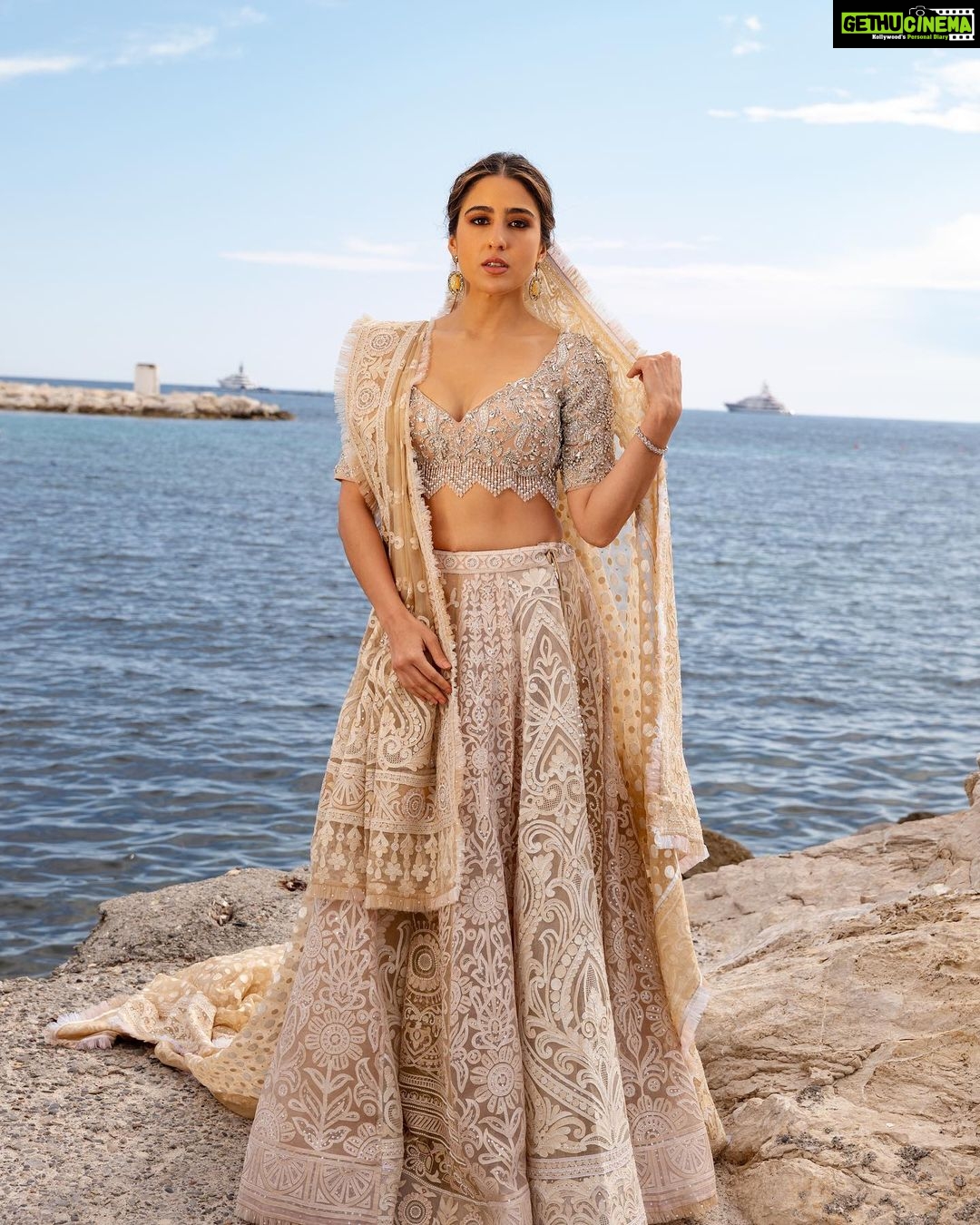 Sara Ali Khan Instagram - You Cannes do it ππβοΈ π: @abujanisandeepkhosla @dolly.jain π: @tanvichemburkar πββοΈ: @the.mad.hair.scientist π: @saudamini08 (thank you my love ππ) πΈ: @shakeelbinafzal Cannes, French Riviera, France