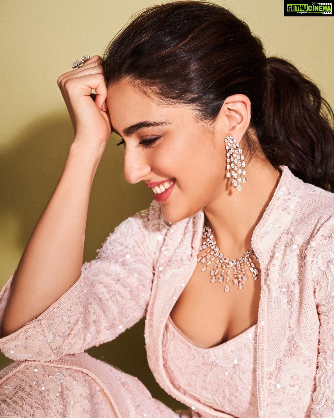 Sara Ali Khan Instagram - πΈπΈπΈ π: @stylebyami @anoooooshka πΈ : @pradhumna.sharma π: @adrianjacobsofficial πββοΈ: @the.mad.hair.scientist π: @tbz.theoriginal