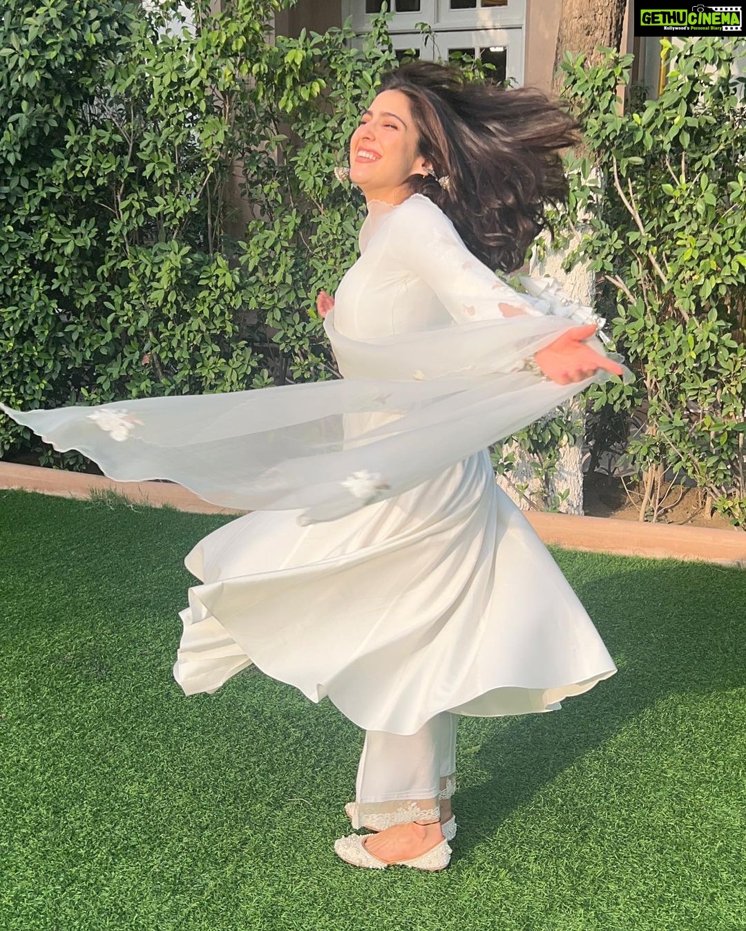 Sara Ali Khan Instagram - Mood after seeing the love #ZaraHatkeZaraBachke is getting 🤍🤍🤍🕊️🕊️🕊️ India