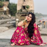 Sara Ali Khan Instagram - Somya ka sun☀️💓 Theatres mein aao and karo fun 🍿🎬 Behlao hamara heart aur mann ☮️💜 #ZaraHatkeZaraBachke out today!!!!