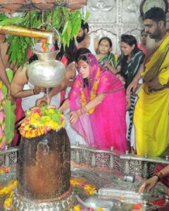 Sara Ali Khan Instagram - Jai Mahakal 🙏🏻💞💓