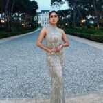 Sara Ali Khan Instagram - Sorry for the spam💁🏻‍♀️🫣 Feeling too Glam 💫🪄🌟 Seeing this clear water- sara nearly swam 🤔 But then decided against it- only for my gram fam 📸 @vanityfair @redseafilm 📸: @arbaazb 💄: @tanvichemburkar 💇‍♀️: @the.mad.hair.scientist 👗: @rachelgilbertau @chandnimodha_ @cjmpublicity @thestellarentertainmentco