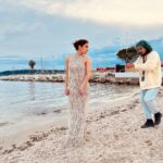 Sara Ali Khan Instagram - Sorry for the spam💁🏻‍♀️🫣 Feeling too Glam 💫🪄🌟 Seeing this clear water- sara nearly swam 🤔 But then decided against it- only for my gram fam 📸 @vanityfair @redseafilm 📸: @arbaazb 💄: @tanvichemburkar 💇‍♀️: @the.mad.hair.scientist 👗: @rachelgilbertau @chandnimodha_ @cjmpublicity @thestellarentertainmentco