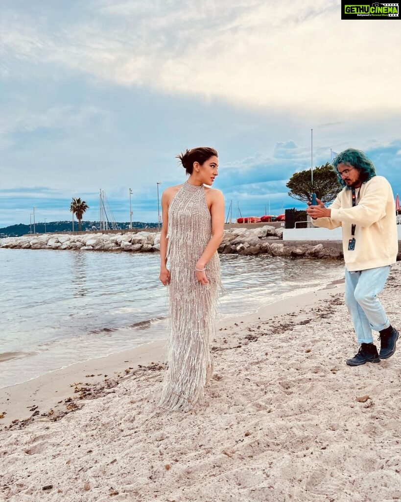 Sara Ali Khan Instagram - Sorry for the spam💁🏻‍♀️🫣 Feeling too Glam 💫🪄🌟 Seeing this clear water- sara nearly swam 🤔 But then decided against it- only for my gram fam 📸 @vanityfair @redseafilm 📸: @arbaazb 💄: @tanvichemburkar 💇‍♀️: @the.mad.hair.scientist 👗: @rachelgilbertau @chandnimodha_ @cjmpublicity @thestellarentertainmentco