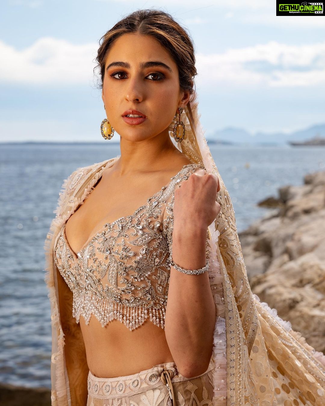 Sara Ali Khan Instagram - You Cannes do it ππβοΈ π: @abujanisandeepkhosla @dolly.jain π: @tanvichemburkar πββοΈ: @the.mad.hair.scientist π: @saudamini08 (thank you my love ππ) πΈ: @shakeelbinafzal Cannes, French Riviera, France
