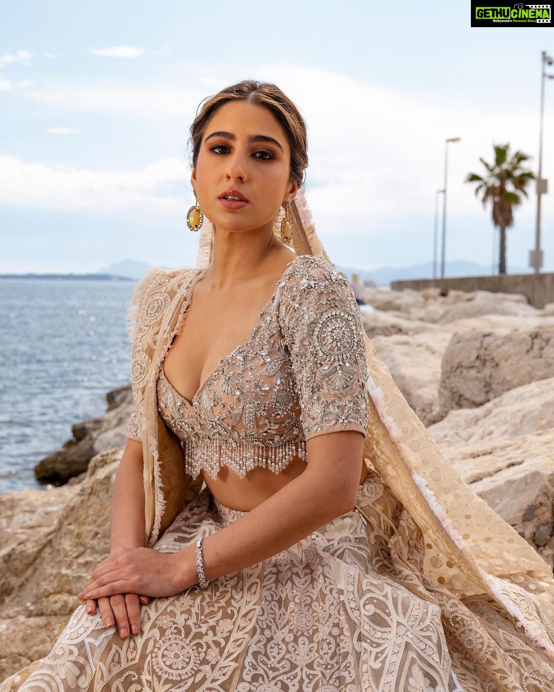 Sara Ali Khan Instagram - You Cannes do it ππβοΈ π: @abujanisandeepkhosla @dolly.jain π: @tanvichemburkar πββοΈ: @the.mad.hair.scientist π: @saudamini08 (thank you my love ππ) πΈ: @shakeelbinafzal Cannes, French Riviera, France