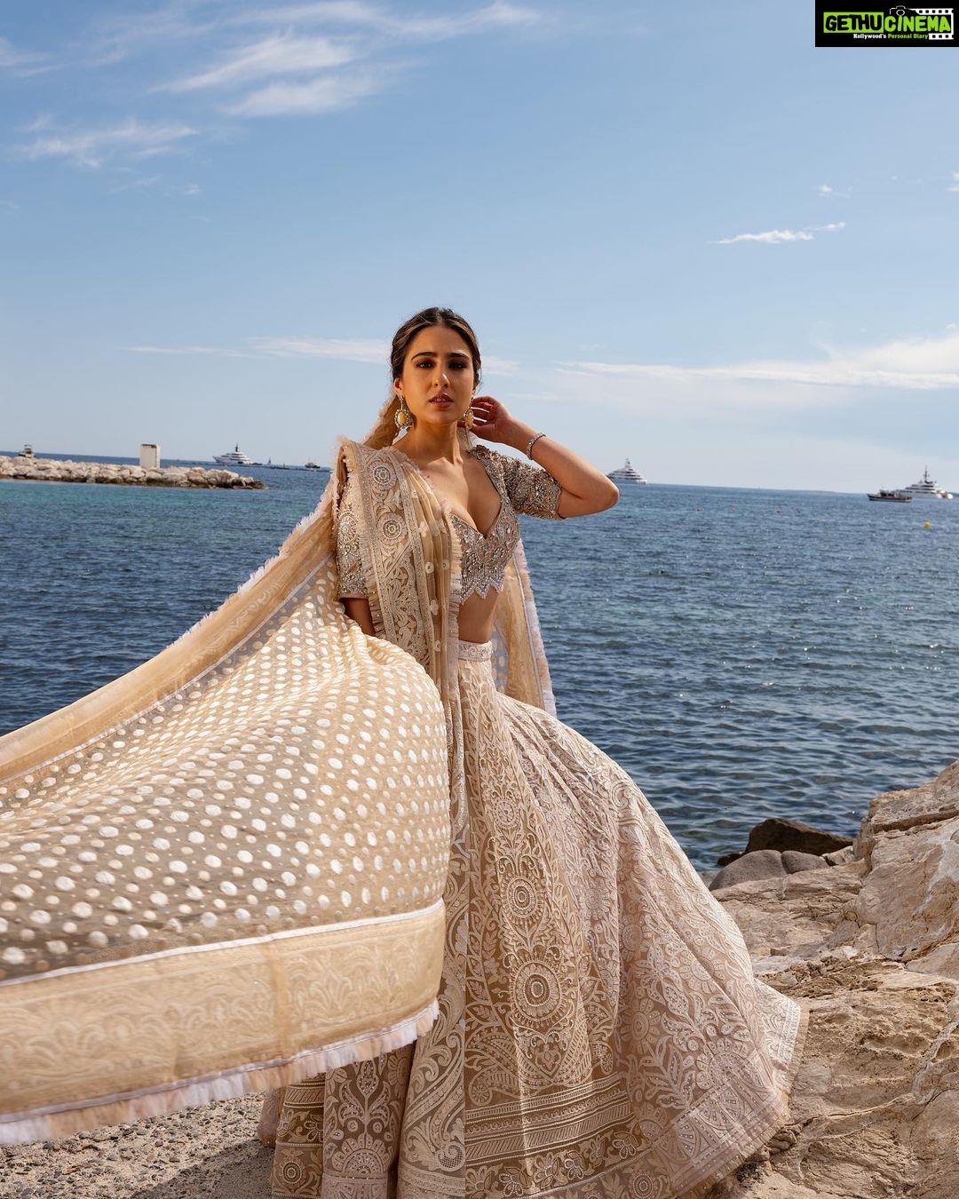 Sara Ali Khan Instagram - You Cannes do it ππβοΈ π: @abujanisandeepkhosla @dolly.jain π: @tanvichemburkar πββοΈ: @the.mad.hair.scientist π: @saudamini08 (thank you my love ππ) πΈ: @shakeelbinafzal Cannes, French Riviera, France