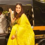 Sara Ali Khan Instagram - Rise & Shine ☀️☀️☀️ Watch the trailer of mine 🌻🌻🌻 Juhu, Mumbai