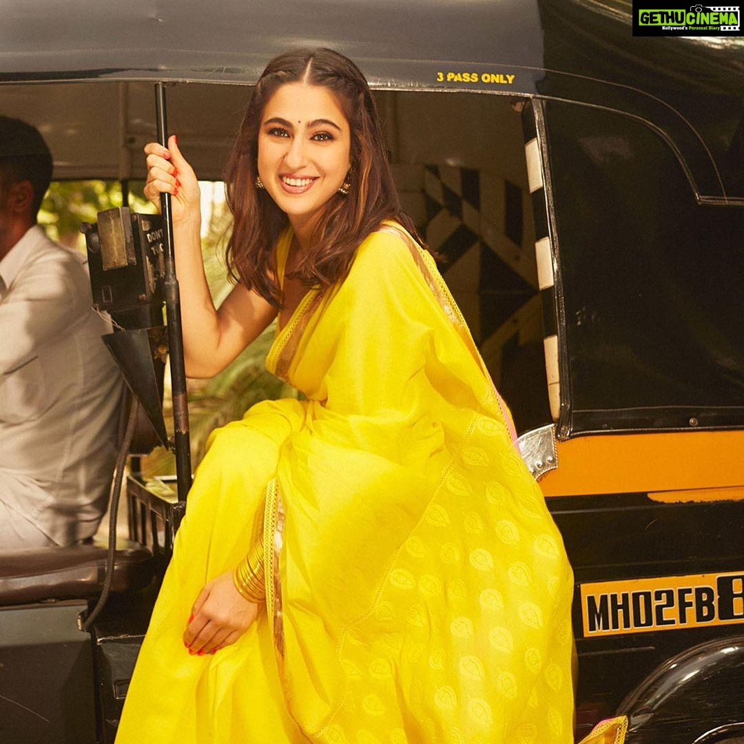 Sara Ali Khan Instagram - Rise & Shine ☀️☀️☀️ Watch the trailer of mine 🌻🌻🌻 Juhu, Mumbai