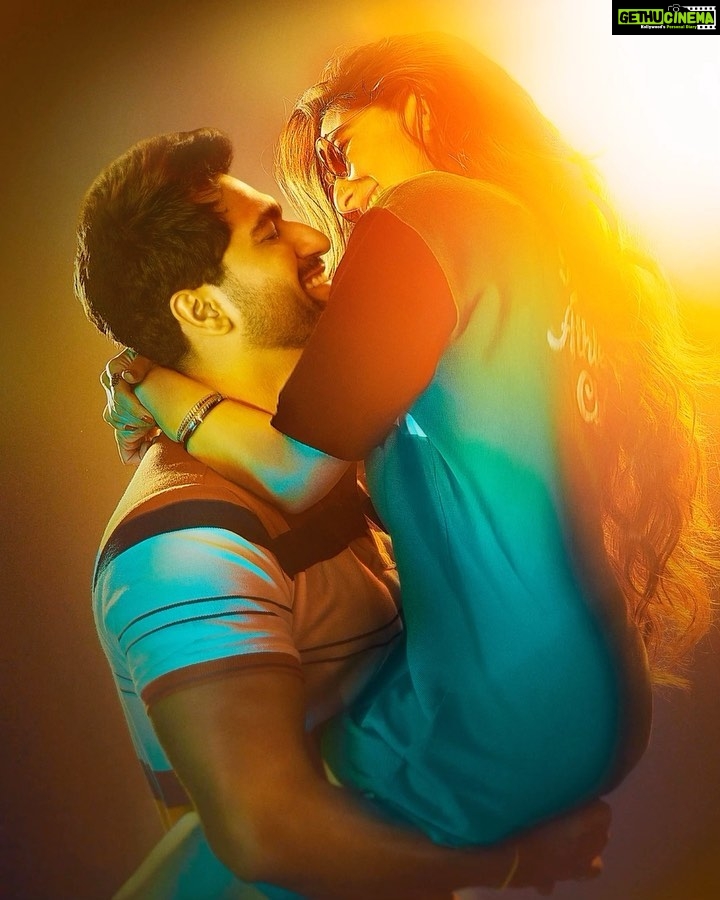 Sara Ali Khan Instagram - Romantic? Ya dramatic? β€οΈπβ€οΈβπ©Ή Kya lagta hai aapko, kaisi hone waali hai humari kahani? π€ #ZaraHatkeZaraBachke Trailer Out tomorrow In cinemas on June 2, 2023 @vickykaushal09 @laxman.utekar #DineshVijan #JyotiDeshpande maitreybajpai @nazakat.husn @sharadakarki @pvijan @maddockfilms @officialjiostudios @sachinjigar @saregama_official