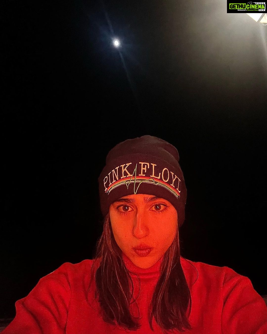 Sara Ali Khan Instagram - Hello Full Moon Phase 🌕💫✨🙏🏻 Snow-clad mountains 🏔️ with sunny rays 🌄 Sitting by the fire 💁🏻♀️enjoying the flame 🔥 the haze 🌌 Nights are warm, sun-kissed swim in the days 🏊♀️ Phones been off this week so time to hear what sara says 🗣️🙊 #purnima #fullmoon