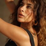 Sara Gurpal Instagram – #SaraKehndi who is here from #sarakehndiBroadcast???
.
.
.
.
.
Make up : @atulchauhanmakeovers 
Hair: @harryforhair 
Styling : @thessarasshop 
📸: @cinematic.dmn
