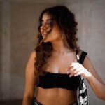 Sara Gurpal Instagram – #sarakehndi #straightHair or #CurlyHair