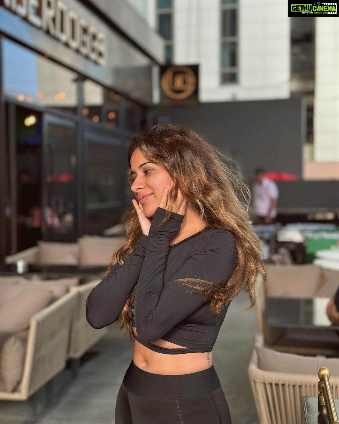 Sara Gurpal Instagram - #SaraKehndi Can you guess what I’m thinking ? #NoMakeup