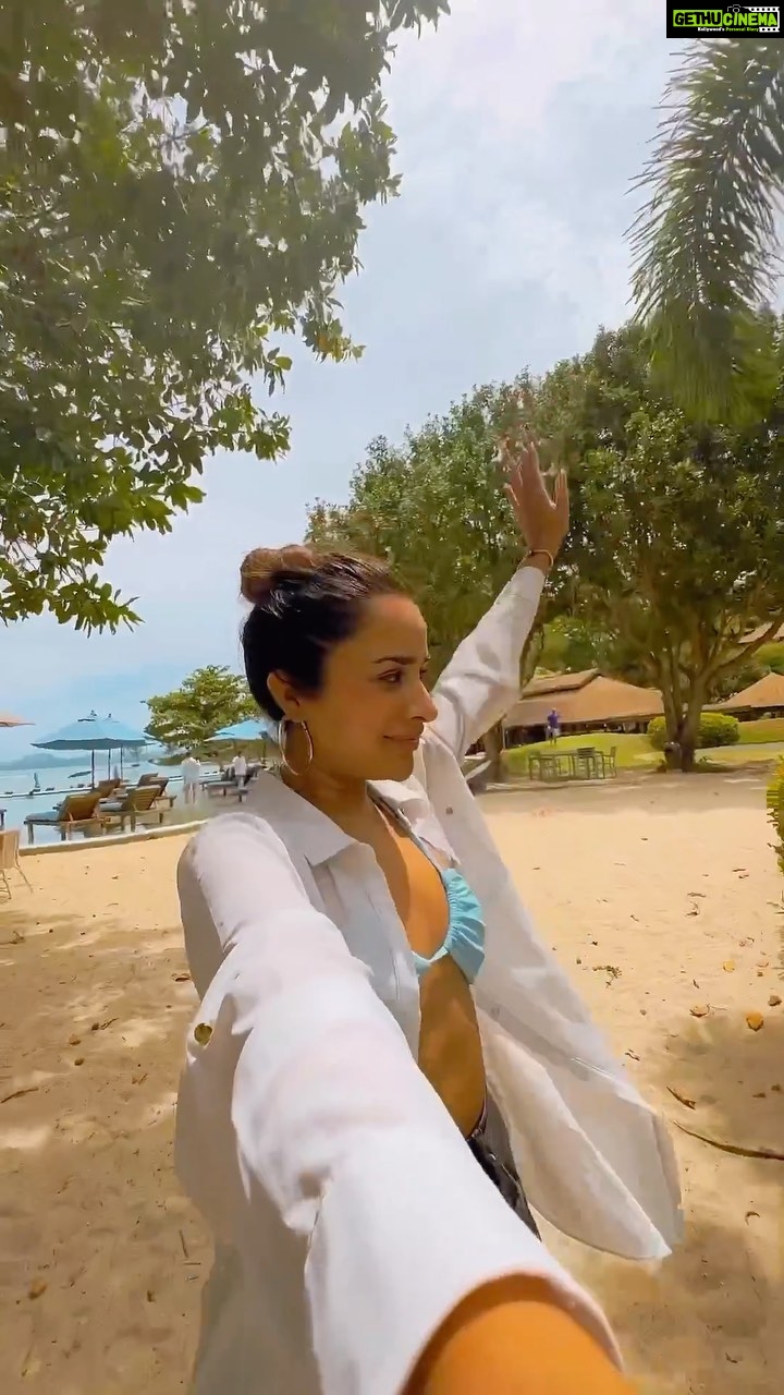 Sara Gurpal Instagram - #Sarakehndi My God I’m in love with @nakaislandphuket . . . . #saragurpal#saraians#travelwithSara#travel#naka