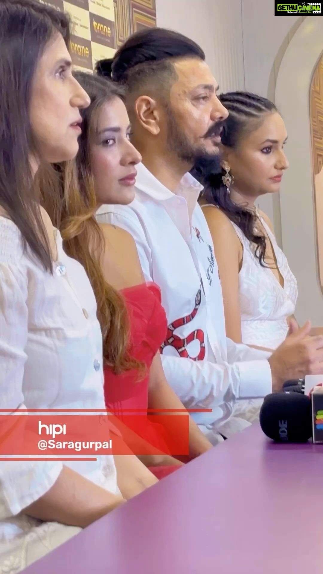 Sara Gurpal Instagram - Task of the week only on @hipiofficialapp . . . Wearing @thessarasshop
