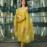 Sarah Khan Instagram - @sairashakira is restocking its Summer Luxury Pret Collection ’23 on popular demand ✨ My favourite collection of the season 🤩 Exclusively available at @laamofficial 🚨 Set your alarms as the collection restocks on 21st March 6PM PST🚨 Available at www.sairashakira.com #LAAM #SairaShakira #SarahKhan #SarahKhanXSairaShakira
