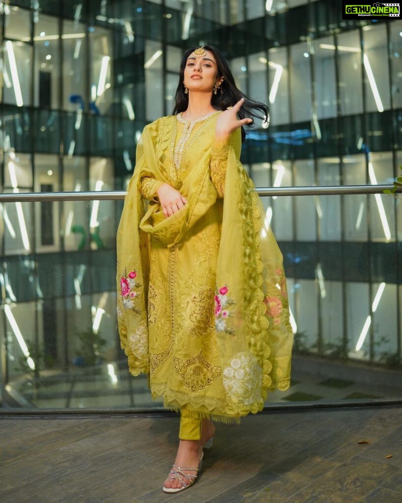 Sarah Khan Instagram - @sairashakira is restocking its Summer Luxury Pret Collection ’23 on popular demand ✨ My favourite collection of the season 🤩 Exclusively available at @laamofficial 🚨 Set your alarms as the collection restocks on 21st March 6PM PST🚨 Available at www.sairashakira.com #LAAM #SairaShakira #SarahKhan #SarahKhanXSairaShakira
