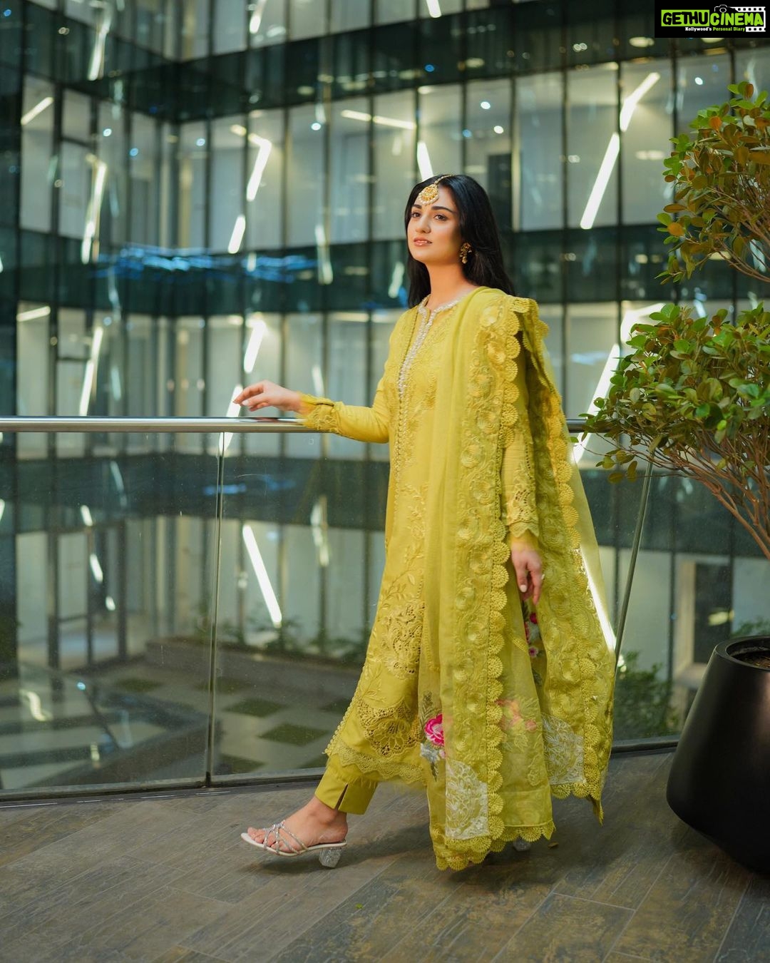 Sarah Khan Instagram - @sairashakira is restocking its Summer Luxury Pret Collection ’23 on popular demand ✨ My favourite collection of the season 🤩 Exclusively available at @laamofficial 🚨 Set your alarms as the collection restocks on 21st March 6PM PST🚨 Available at www.sairashakira.com #LAAM #SairaShakira #SarahKhan #SarahKhanXSairaShakira
