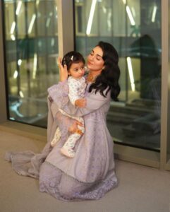 Sarah Khan Instagram - Before the event ♥️ 

My Alyana 🧸♥️

Thank you @bilalsaeedphotography for capturing these moments