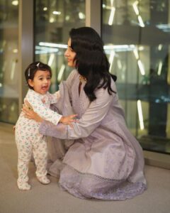 Sarah Khan Instagram - Before the event ♥️ 

My Alyana 🧸♥️

Thank you @bilalsaeedphotography for capturing these moments